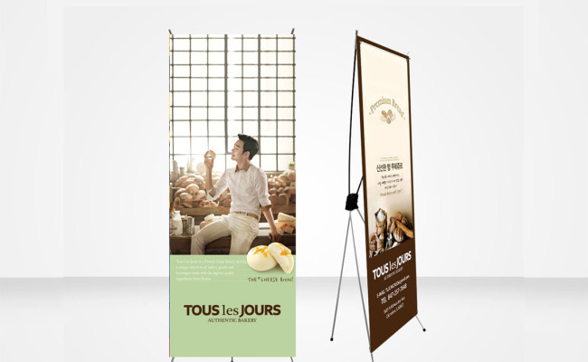 tous les jours standing banners